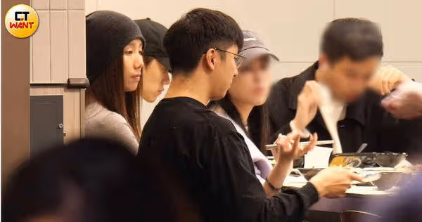 毛弟模特女友曝光! 揪胡釋安雙對約會「避嫌技巧超純熟」