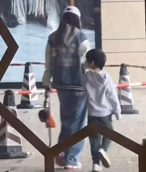Baby攜子香港現身,穿搭與葉珂截然不同,黃曉明如今是否後悔