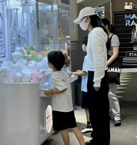 Baby攜子香港現身,穿搭與葉珂截然不同,黃曉明如今是否後悔