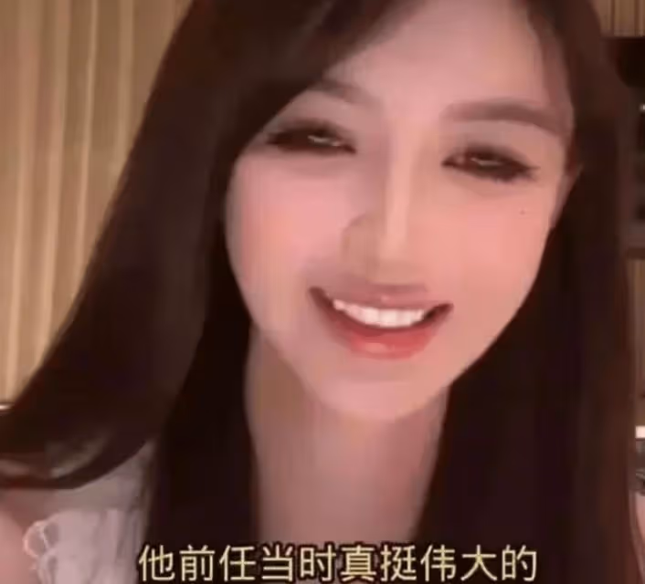 Baby攜子香港現身,穿搭與葉珂截然不同,黃曉明如今是否後悔