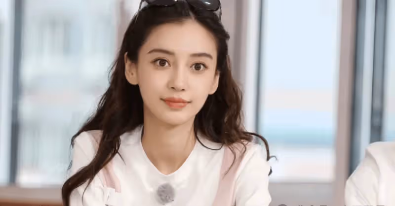 Baby攜子香港現身,穿搭與葉珂截然不同,黃曉明如今是否後悔