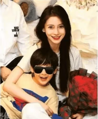 Baby攜子香港現身,穿搭與葉珂截然不同,黃曉明如今是否後悔
