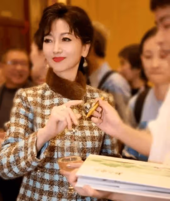 71歲趙雅芝現身飯局被拍,穿格紋裙很貴氣,和葉童同框似姐妹