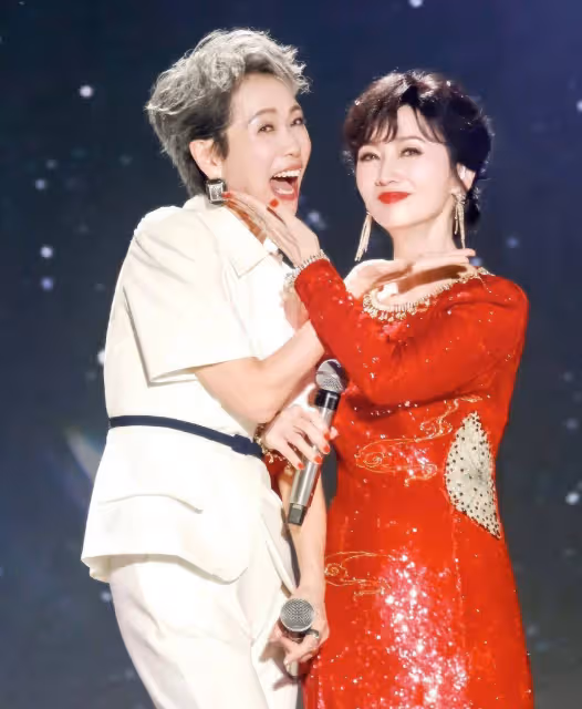 71歲趙雅芝現身飯局被拍,穿格紋裙很貴氣,和葉童同框似姐妹