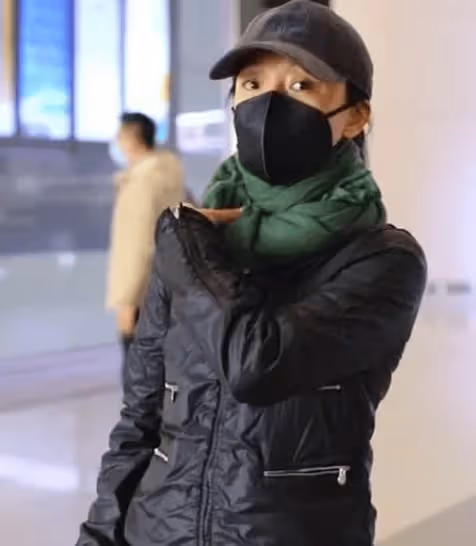 50歲周迅機場被偶遇,穿七分褲露出紅襪子,土到極致就是潮
