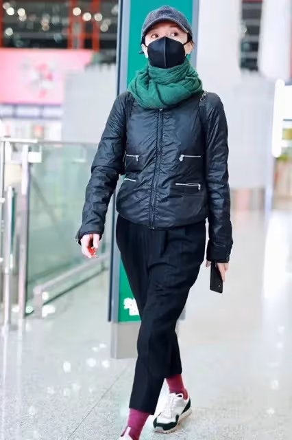 50歲周迅機場被偶遇,穿七分褲露出紅襪子,土到極致就是潮