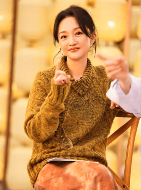 50歲周迅機場被偶遇,穿七分褲露出紅襪子,土到極致就是潮