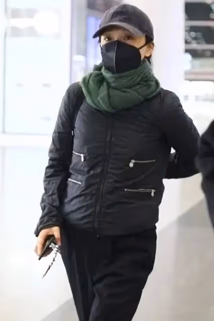 50歲周迅機場被偶遇,穿七分褲露出紅襪子,土到極致就是潮