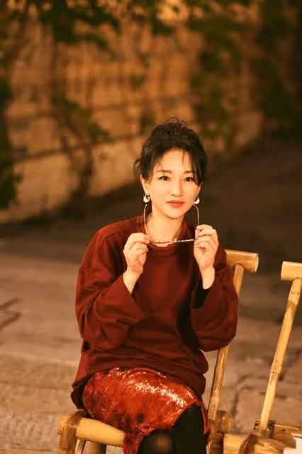 50歲周迅機場被偶遇,穿七分褲露出紅襪子,土到極致就是潮