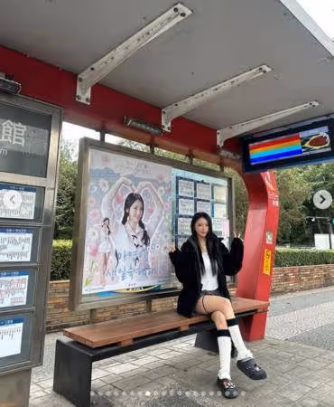李雅英0偽裝現身公車亭!坐路邊「狂露鉛筆腿」感動原因曝:太棒了