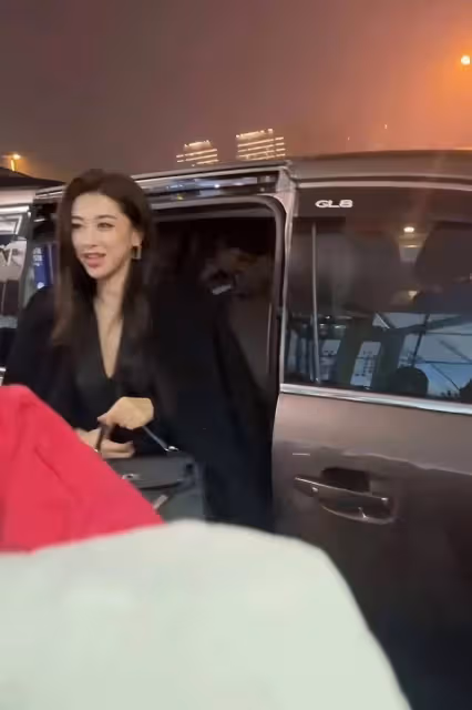 朱珠現身機場引圍觀,打扮時尚大氣本人超美,生圖比舞台更好看
