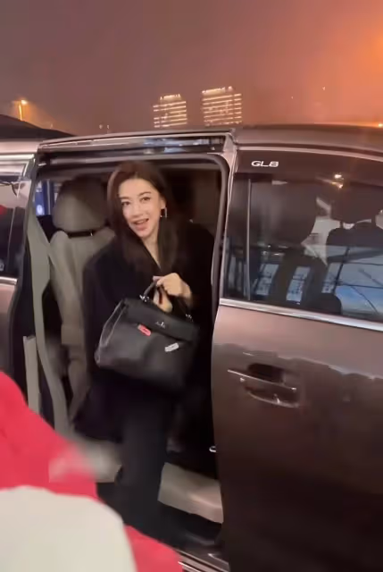 朱珠現身機場引圍觀,打扮時尚大氣本人超美,生圖比舞台更好看