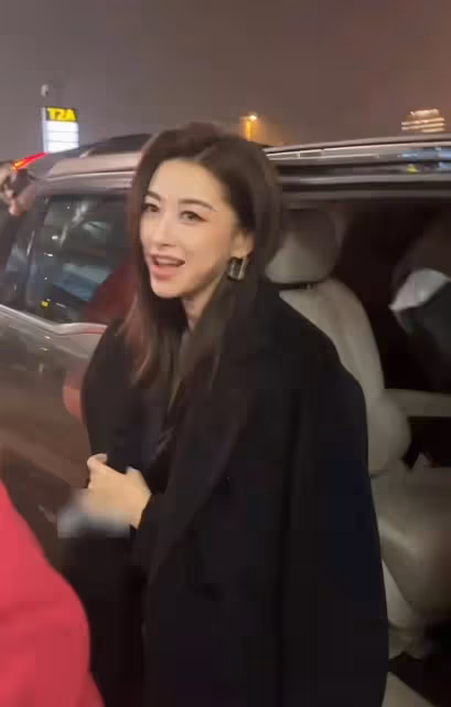 朱珠現身機場引圍觀,打扮時尚大氣本人超美,生圖比舞台更好看