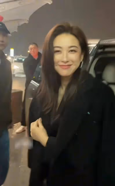 朱珠現身機場引圍觀,打扮時尚大氣本人超美,生圖比舞台更好看