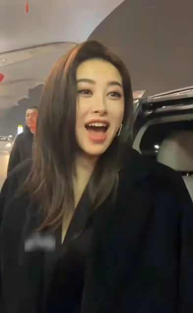 朱珠現身機場引圍觀,打扮時尚大氣本人超美,生圖比舞台更好看