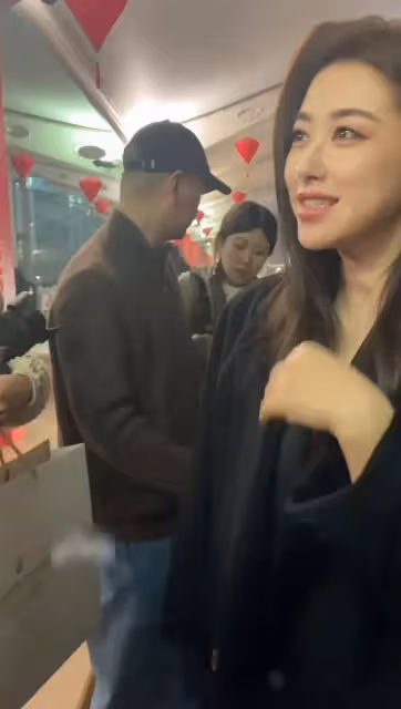 朱珠現身機場引圍觀,打扮時尚大氣本人超美,生圖比舞台更好看