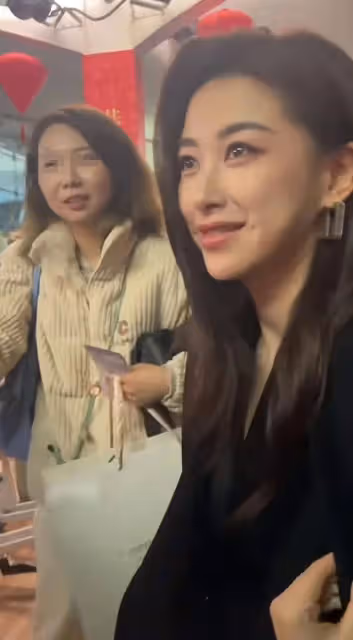 朱珠現身機場引圍觀,打扮時尚大氣本人超美,生圖比舞台更好看