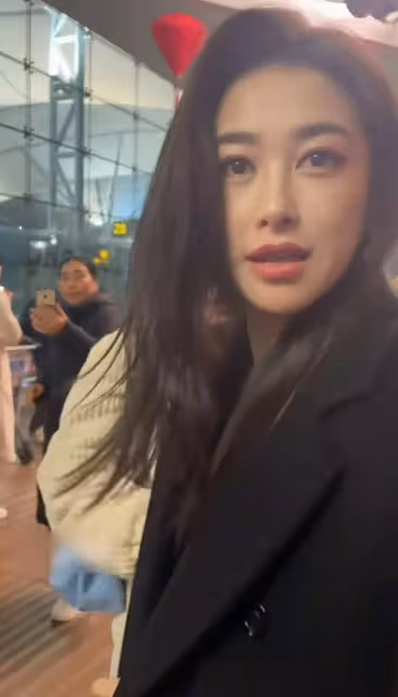朱珠現身機場引圍觀,打扮時尚大氣本人超美,生圖比舞台更好看