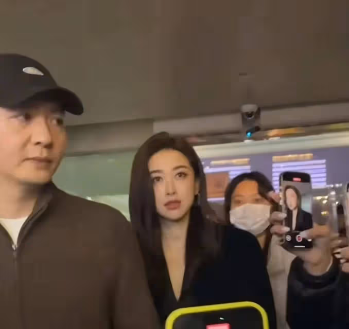朱珠現身機場引圍觀,打扮時尚大氣本人超美,生圖比舞台更好看