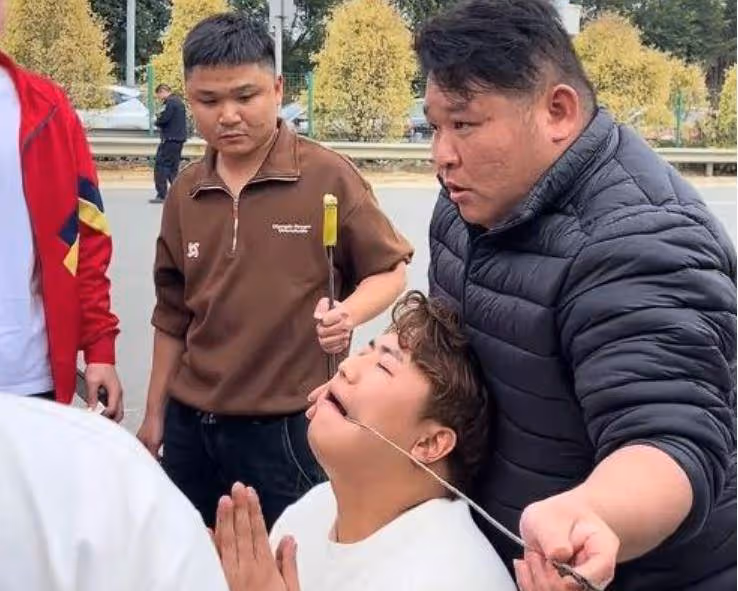 全紅嬋哥哥選中神童,雙手合十嘴巴被刺穿!網友:這是信仰