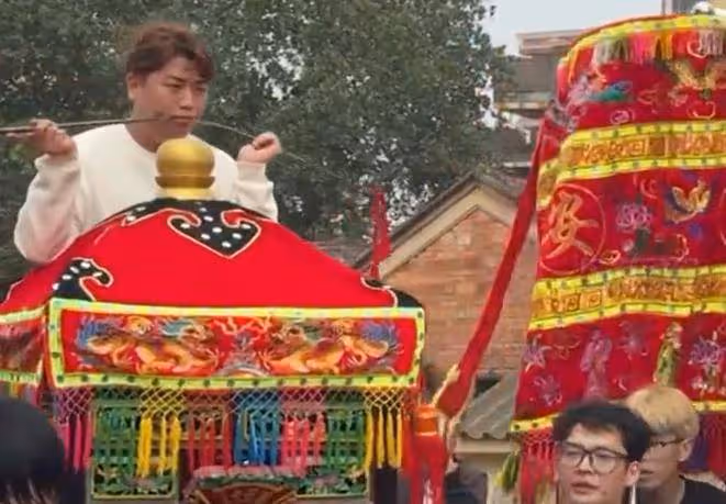 全紅嬋哥哥選中神童,雙手合十嘴巴被刺穿!網友:這是信仰