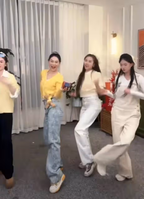 張蘭自救成功讓人佩服,新號開播人氣超高,兒媳婦筱梅豪刷禮物