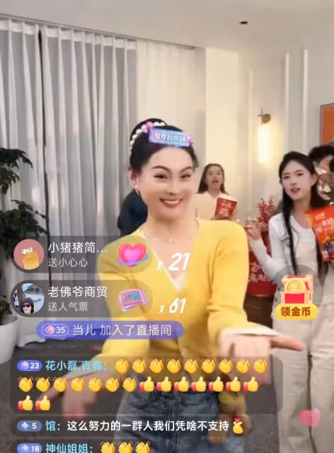 張蘭自救成功讓人佩服,新號開播人氣超高,兒媳婦筱梅豪刷禮物