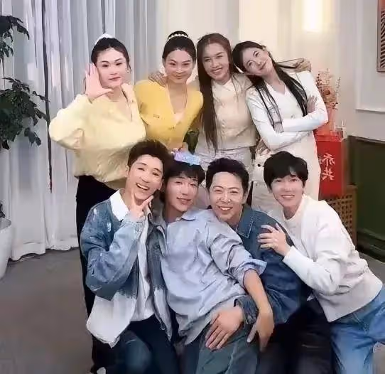 張蘭自救成功讓人佩服,新號開播人氣超高,兒媳婦筱梅豪刷禮物