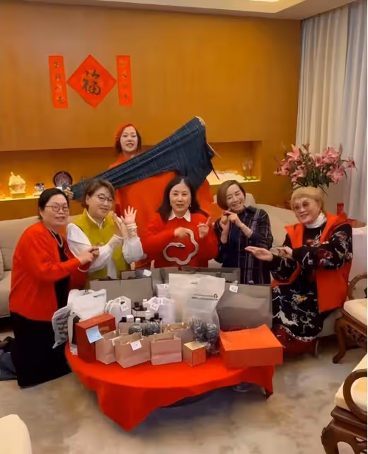 又來一波!汪明荃忙到元宵節仍有人拜年,與TVB「金童玉女」合影被指黑面?