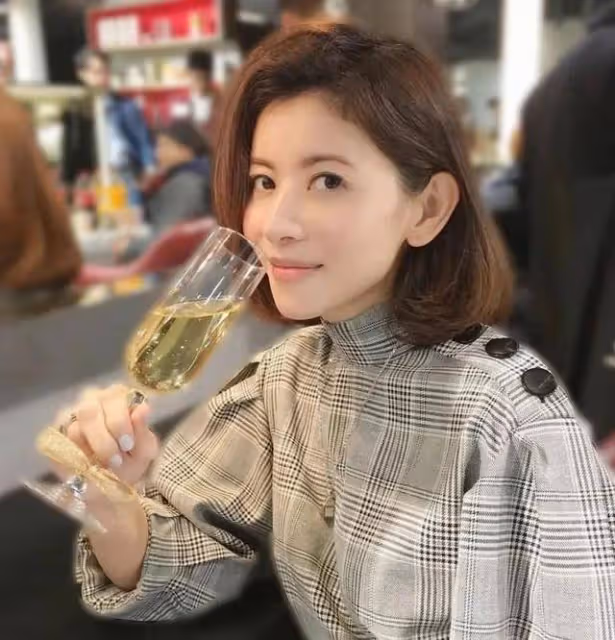 TVB綠葉轉行做司儀成搶手貨，年過半百保養得宜，姻緣不順已雪卵