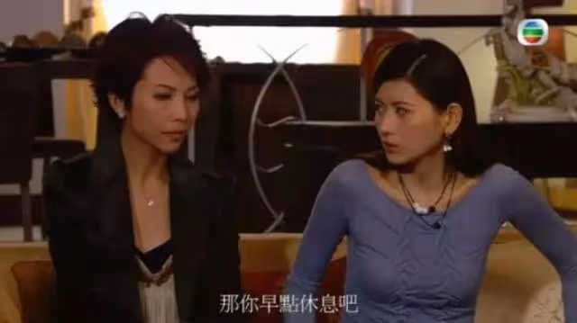 TVB綠葉轉行做司儀成搶手貨，年過半百保養得宜，姻緣不順已雪卵