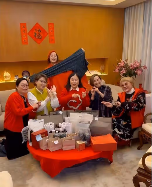 汪明荃忙到元宵節仍有人拜年,與TVB「金童玉女」合影被指黑面?