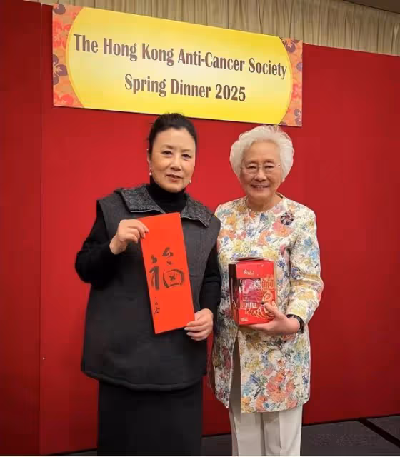 汪明荃忙到元宵節仍有人拜年,與TVB「金童玉女」合影被指黑面?