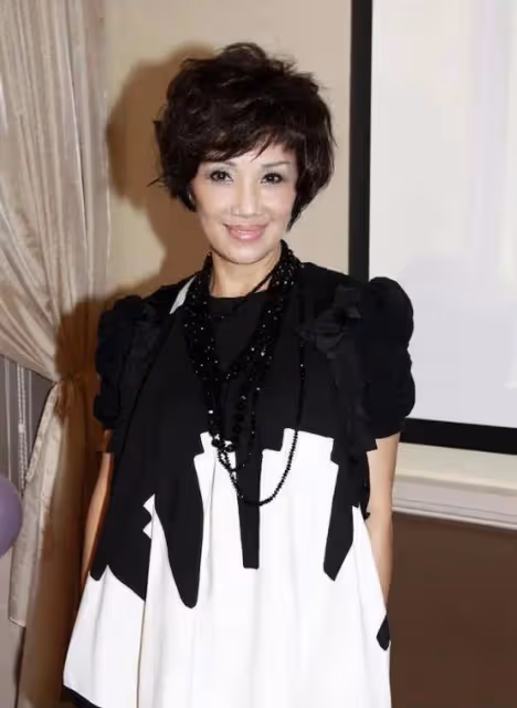 TVB老戲骨離巢內幕曝光,妻子證實,正在學習直播帶貨