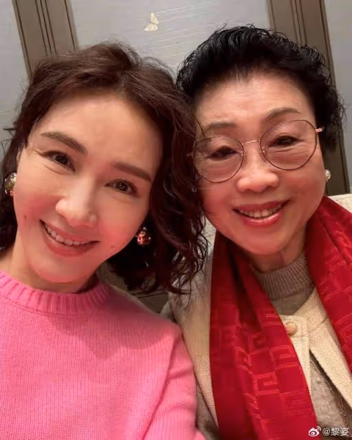 TVB前花旦為母親慶祝八十大壽!獲對方熱情獻吻,兩母女太相像