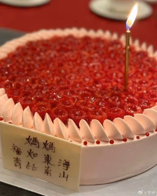 TVB前花旦為母親慶祝八十大壽!獲對方熱情獻吻,兩母女太相像