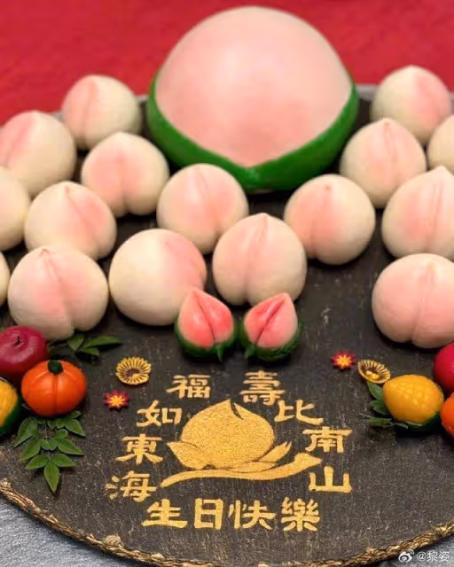 TVB前花旦為母親慶祝八十大壽!獲對方熱情獻吻,兩母女太相像
