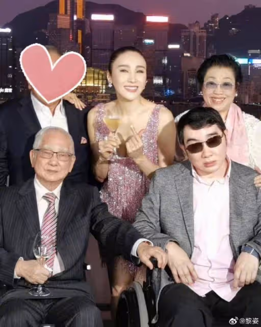 TVB前花旦為母親慶祝八十大壽!獲對方熱情獻吻,兩母女太相像