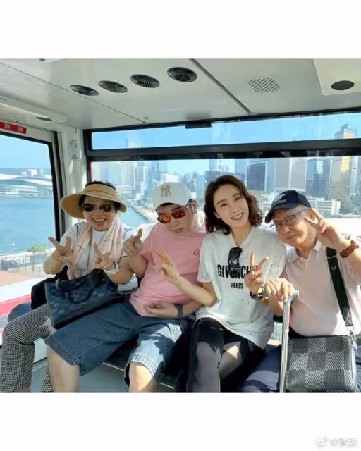 TVB前花旦為母親慶祝八十大壽!獲對方熱情獻吻,兩母女太相像