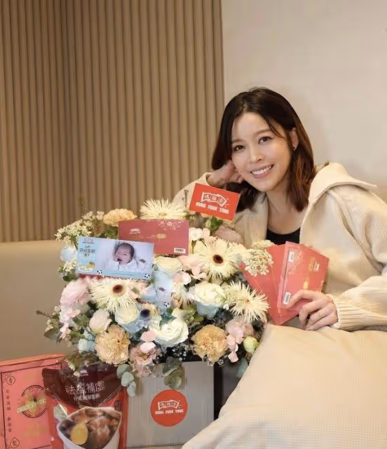TVB實力女星自曝小兒子滿月！曬近況身材零走樣，單手抱娃顯霸氣