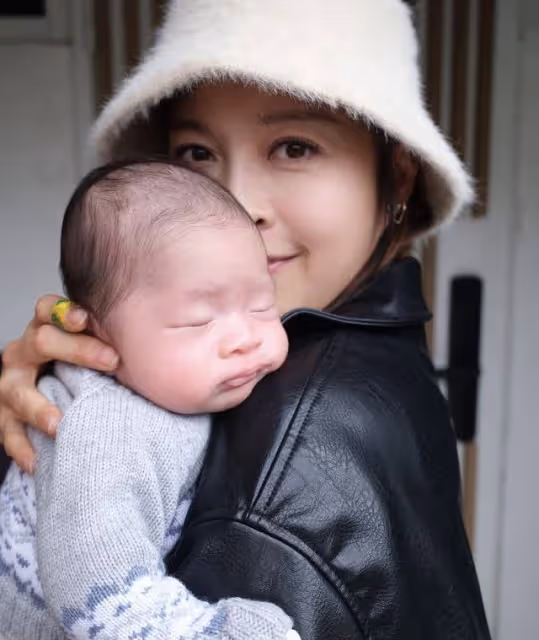 TVB實力女星自曝小兒子滿月！曬近況身材零走樣，單手抱娃顯霸氣