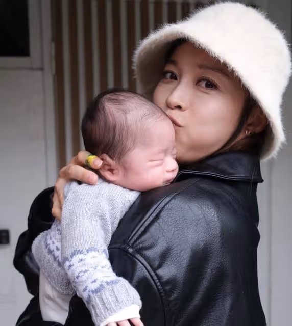 TVB實力女星自曝小兒子滿月！曬近況身材零走樣，單手抱娃顯霸氣