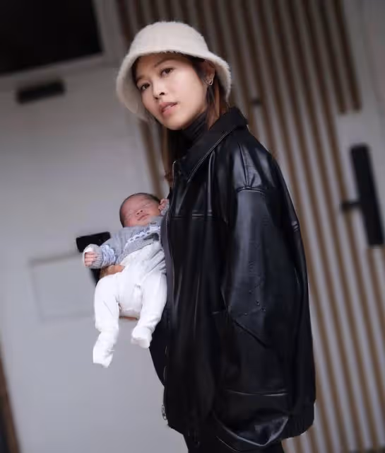 TVB實力女星自曝小兒子滿月！曬近況身材零走樣，單手抱娃顯霸氣