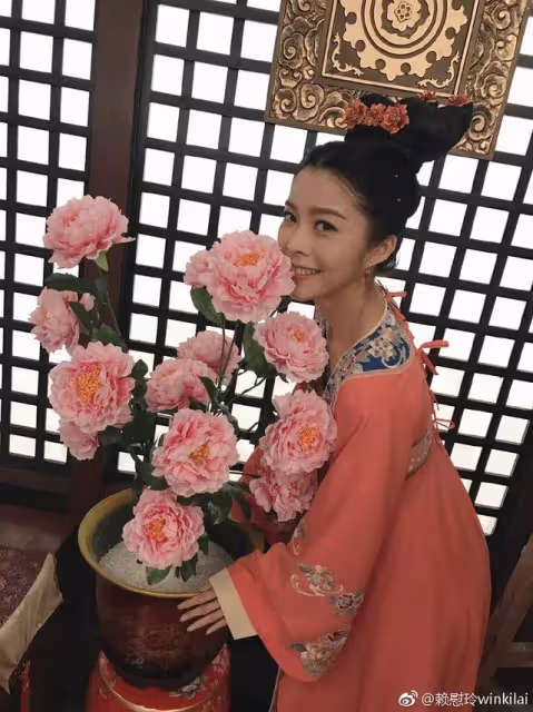 TVB實力女星自曝小兒子滿月！曬近況身材零走樣，單手抱娃顯霸氣