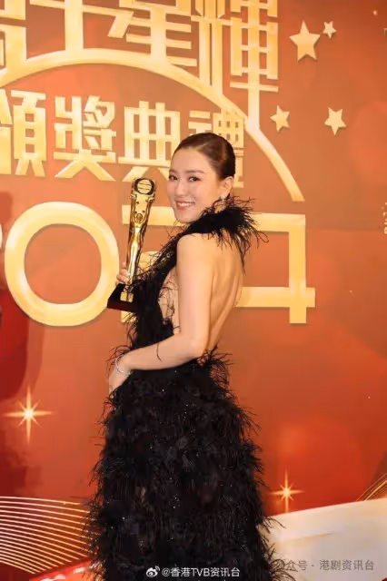 王敏奕重提奪「最佳衣著獎」!爆肚多謝曾志偉