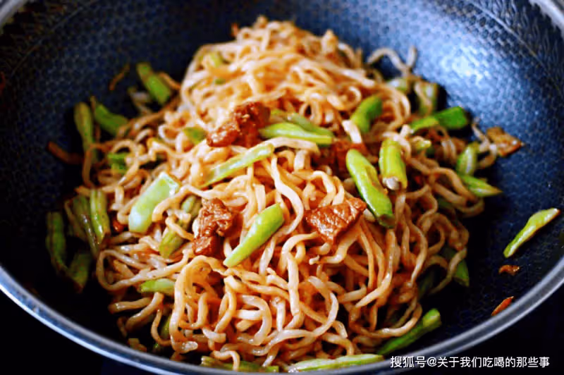 豆角燜面總是做不好？牢記「1個竅門」，麵條不粘不成坨，香味濃