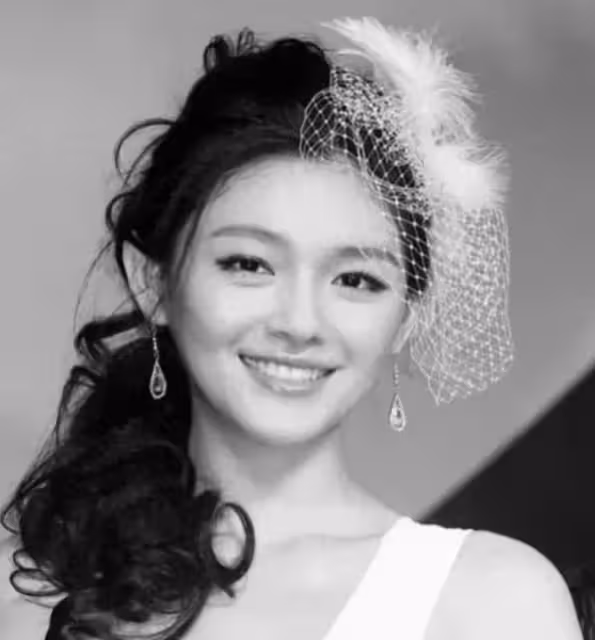 大S剛走十多天,孩子們正臉照曝光,跟後媽很親 大人在家裡喝香檳