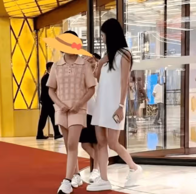 大S剛走十多天,孩子們正臉照曝光,跟後媽很親 大人在家裡喝香檳