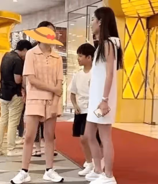 大S剛走十多天,孩子們正臉照曝光,跟後媽很親 大人在家裡喝香檳