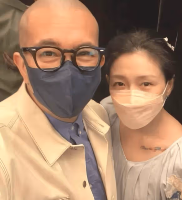 大S剛走十多天，孩子們正臉照曝光，跟後媽很親 大人在家裡喝香檳